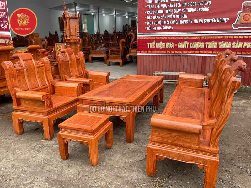 Bộ bàn ghế gỗ hương đá chạm khắc chi tiết giữ được vẻ đẹp tự nhiên