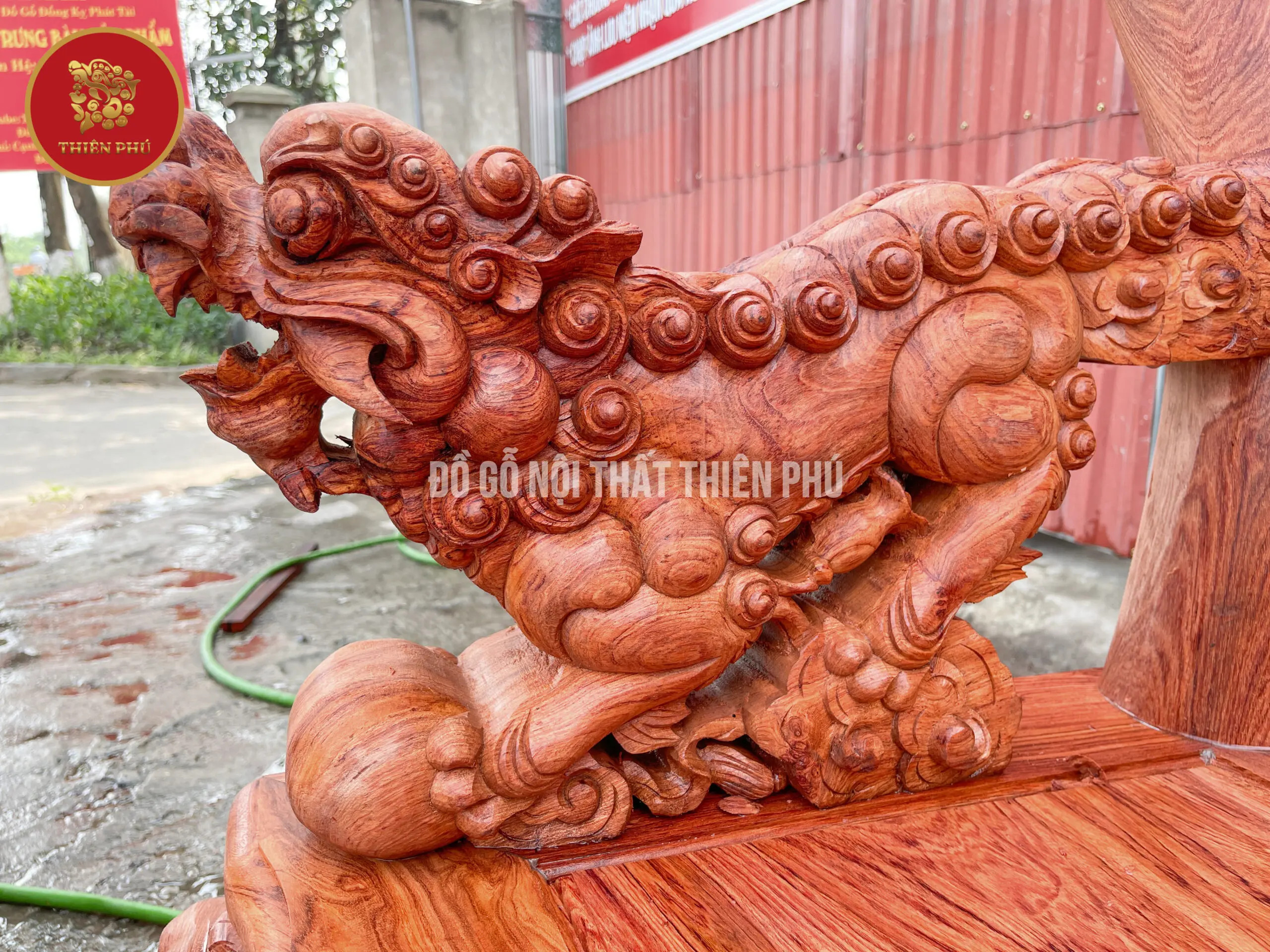 Bộ bàn ghế gỗ hương tay 16 đặt trong phòng khách, mang lại không gian uy nghi và ý nghĩa phong thủy tốt lành
