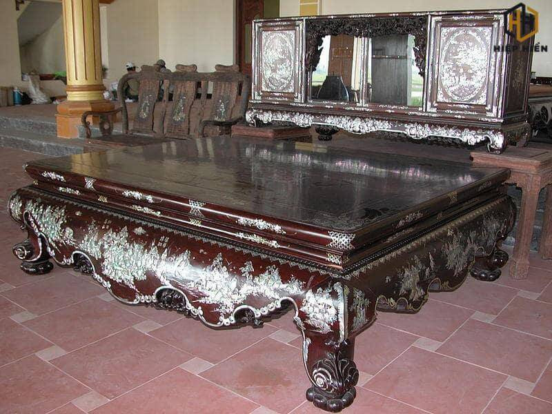 bộ bàn ghế gỗ khảm trai với vân gỗ gụ tự nhiên đẹp mắt, bền bỉ