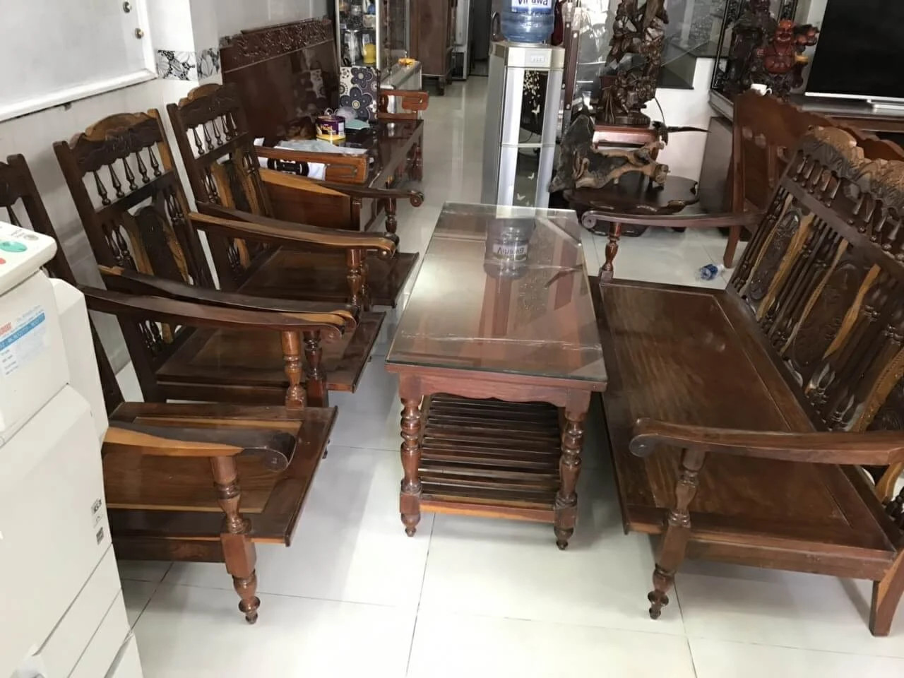Bộ bàn ghế gỗ phòng khách giá 3 triệu làm từ gỗ tự nhiên, cổ điển cùng tone màu trầm ấm