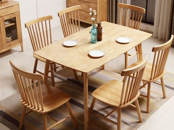 Bộ bàn ghế gỗ thông mỏng nhẹ nhưng cũng rất chắc chắn
