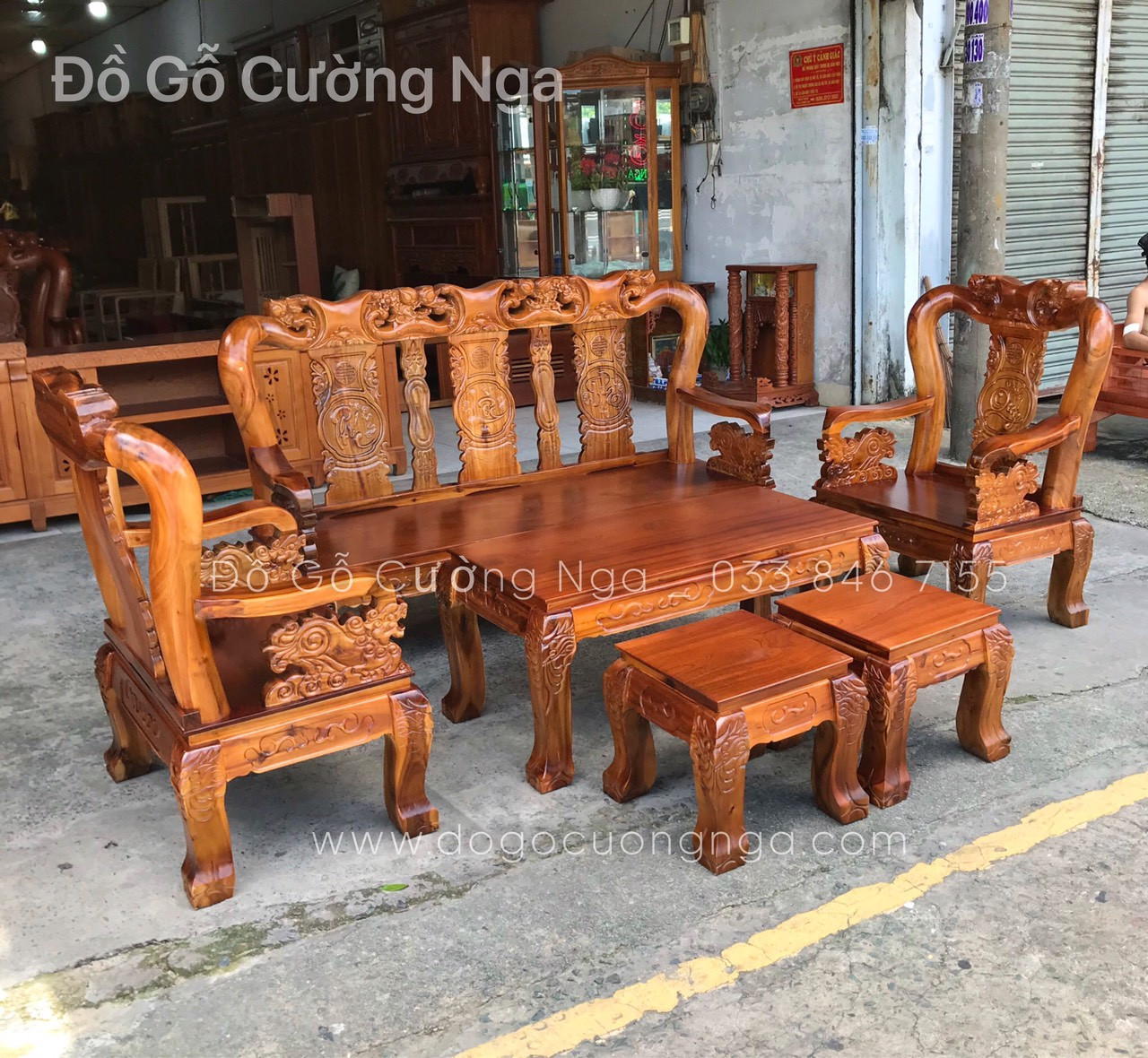 Bộ bàn ghế gỗ tràm với các đường nét chạm khắc tinh xảo