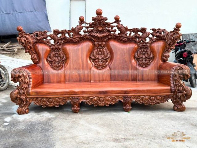 Bộ bàn ghế hoàng gia gỗ gõ đỏ chạm khắc cá chép vượt long môn với tông màu trầm ấm