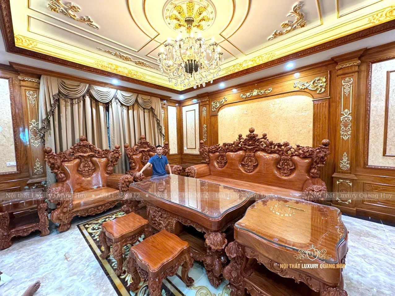 Bộ bàn ghế hoàng gia gỗ gõ đỏ nguyên khối được bàn giao cho khách hàng