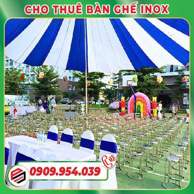 Bộ bàn ghế inox sang trọng với khăn phủ tinh tế, tạo không gian chuyên nghiệp cho các sự kiện hội họp, hội thảo.