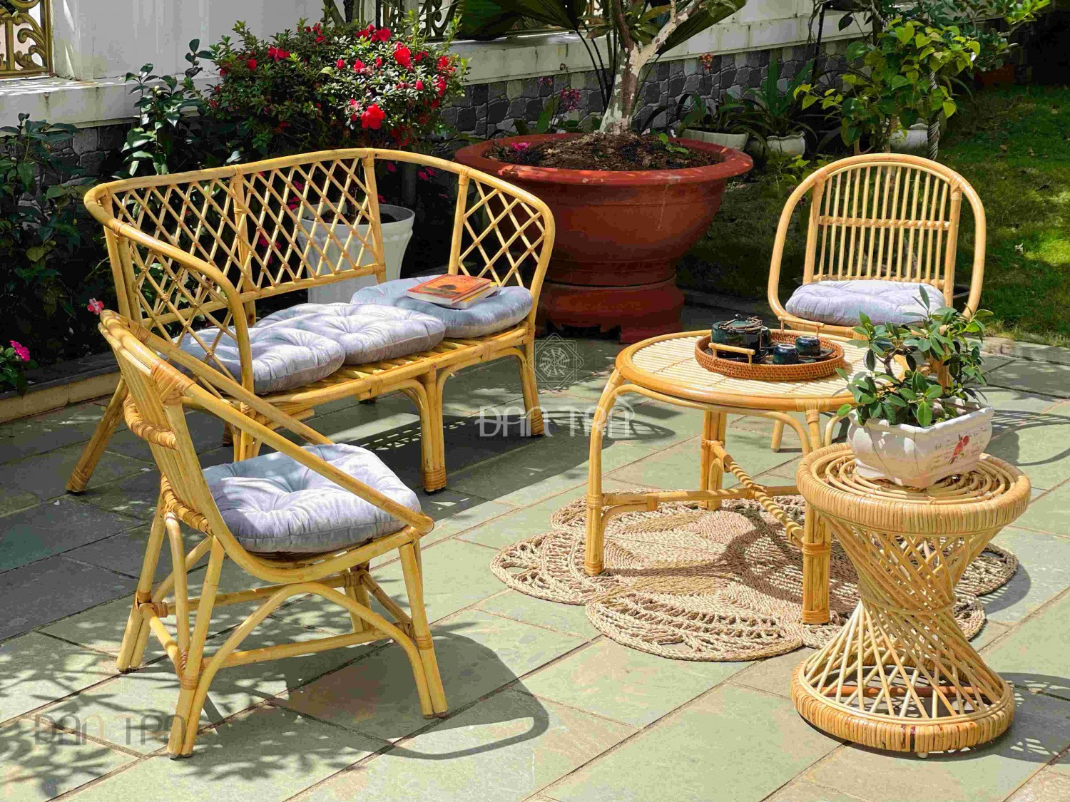 Bộ bàn ghế mây giá rẻ, nhỏ gọn, trang trí phòng khách đẹp mắt.