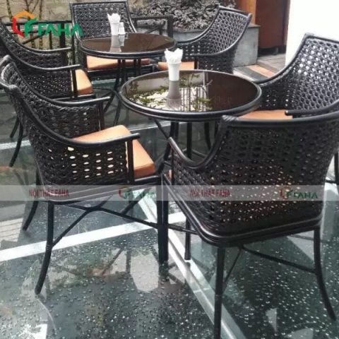 bộ bàn ghế mây nhựa xỏ mắt cáo MN11 đặt trong không gian sân vườn hiện đại
