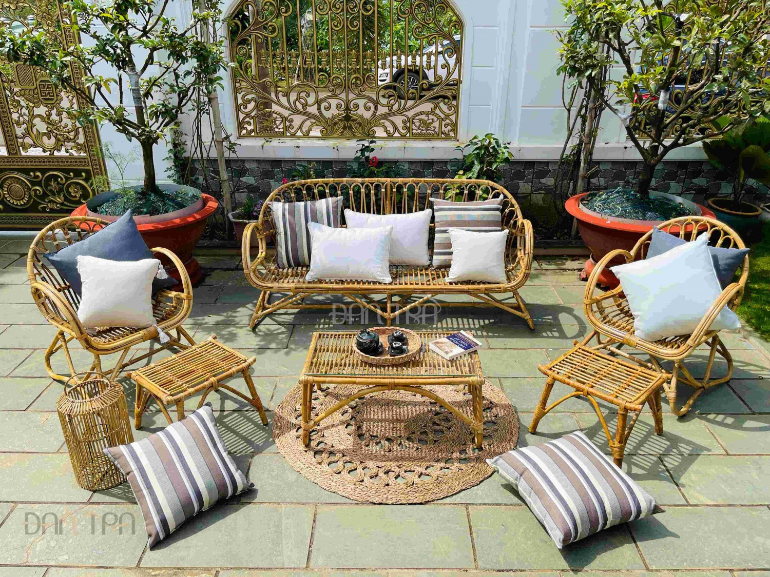 Bộ bàn ghế mây tre đan Caro mào gà, mang lại vẻ đẹp cổ điển và thư thái cho không gian sống của gia đình.