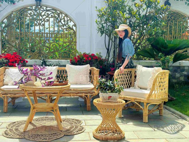 Bộ bàn ghế mây tre đan phòng khách phong cách vintage, nơi lý tưởng để mua bàn ghế mây tre đan ở đâu cho không gian sống hiện đại.