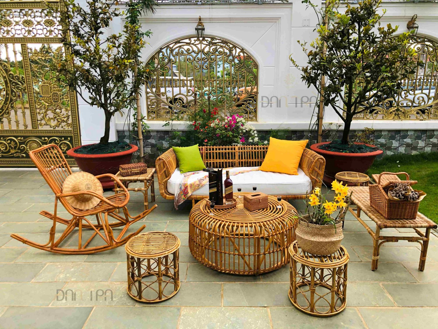 Bộ bàn ghế mây tre đan thư giãn với ghế bập bênh, tạo không gian đọc sách yên bình, một ví dụ điển hình khi mua bàn ghế mây tre đan ở đâu cho sự thoải mái.