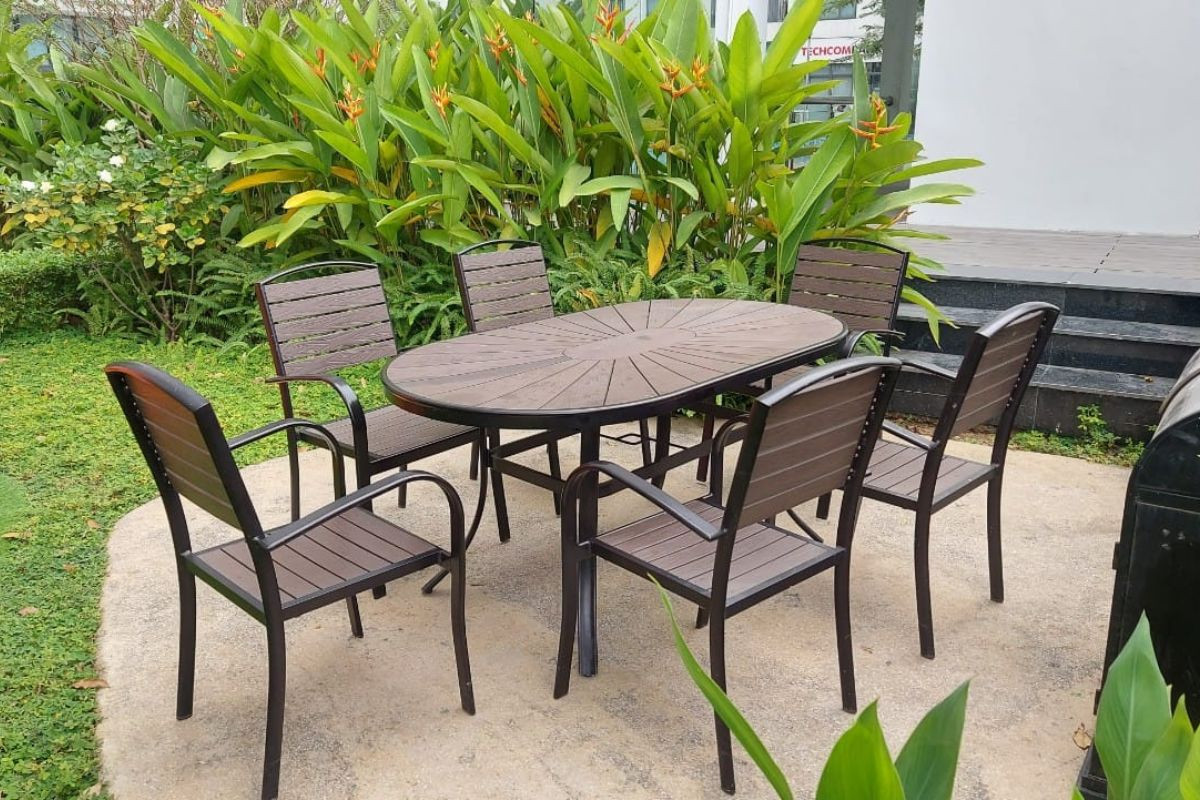 Bộ bàn ghế sân vườn bằng nhựa giả gỗ tinh tế, bền vững
