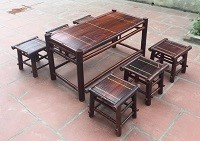 Bộ bàn ghế tre đơn giản với một bàn và sáu đôn