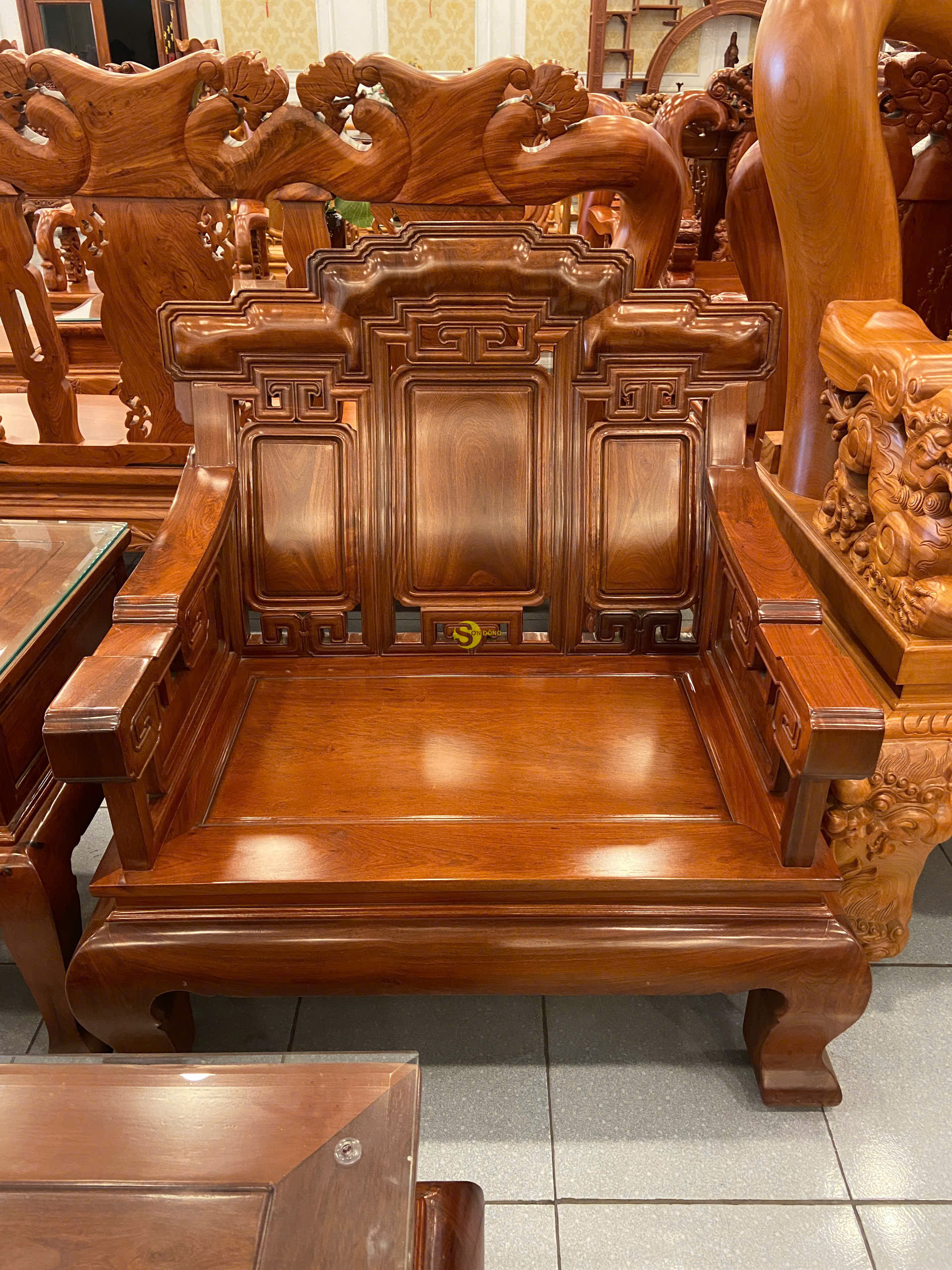 Bộ bàn ghế triện mây với họa tiết tinh xảo và bề mặt láng bóng