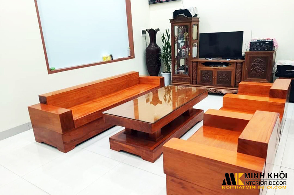Bộ bàn gỗ nguyên khối lớn đặt trong không gian phòng khách hiện đại.