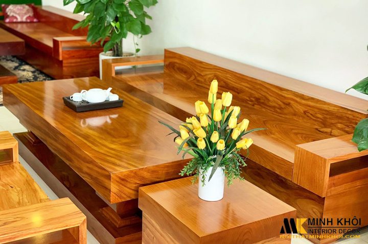 Bộ bàn gỗ nguyên khối phòng khách sang trọng, vân gỗ tự nhiên.
