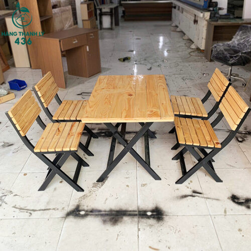 Bộ bàn gỗ xếp gọn thanh lý mới 99% với chân sắt chắc chắn, phù hợp nhiều không gian