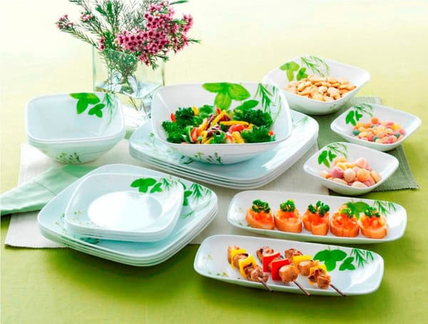 Bộ chén bát sang trọng và đồng điệu, góp phần tạo nên một bữa ăn tinh tế và đẳng cấp.