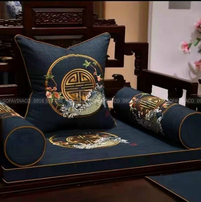 Bộ đệm lót ghế gỗ hoàn chỉnh với đệm ngồi, gối tựa và gối ôm thêu