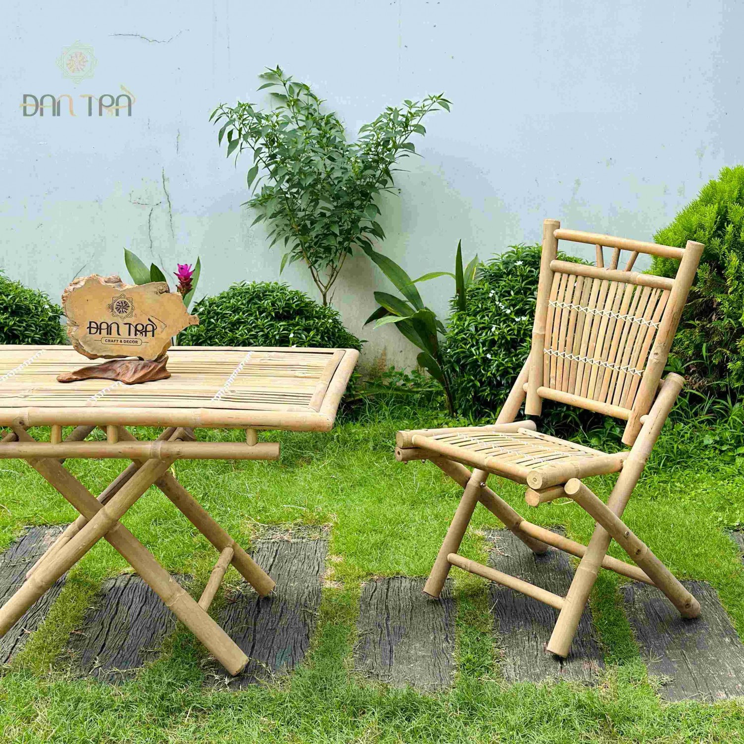 Bộ ghế tre xếp gọn tiện lợi, phù hợp cho ban công nhỏ và không gian linh hoạt
