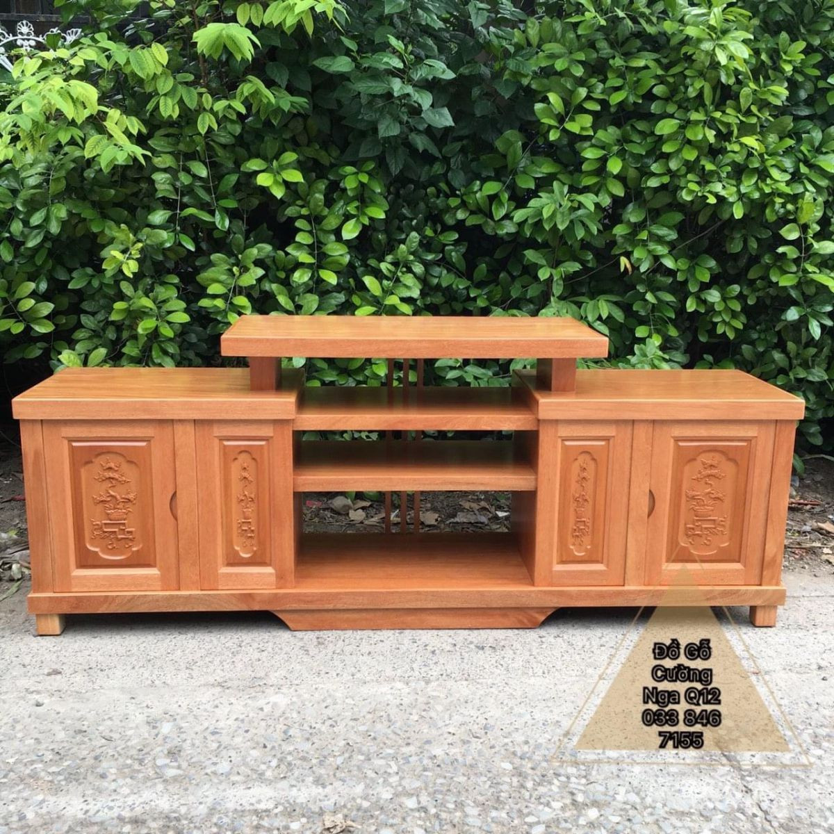 Bộ kệ tivi và bàn ghế gỗ hương mang đến sự sang trọng cho phòng khách