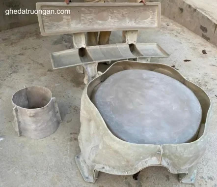 Bộ khuôn bàn ghế xi măng giả gỗ 3 chân