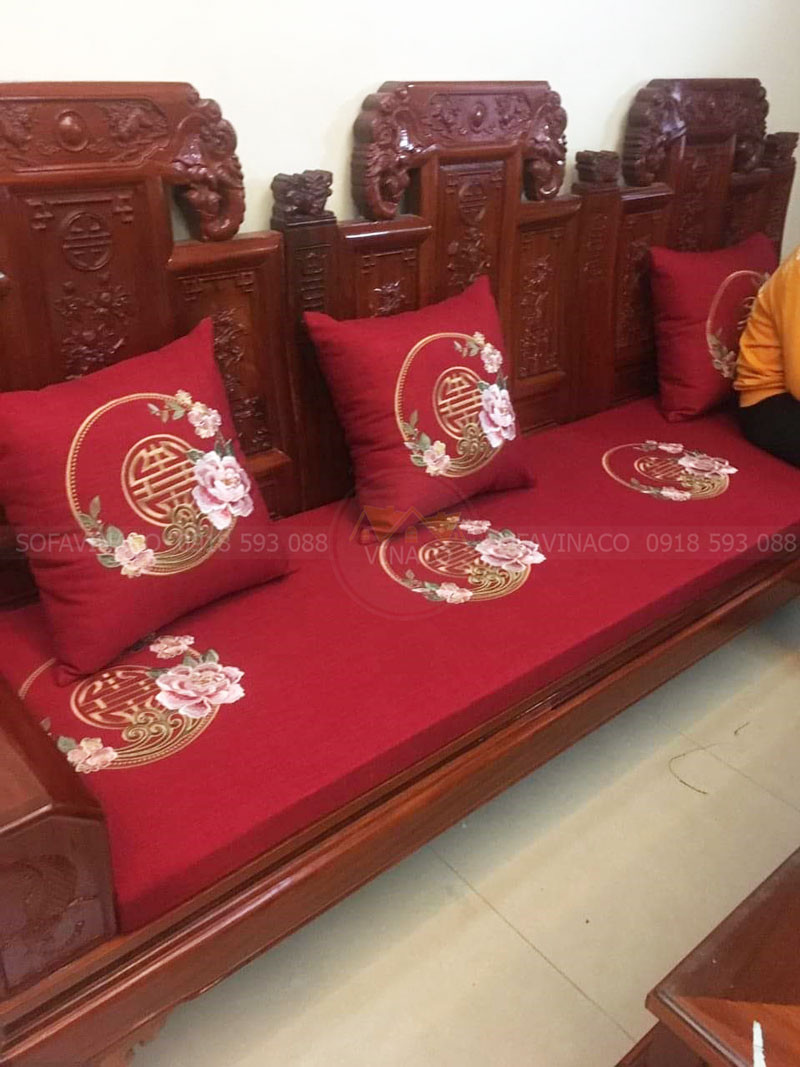 Bộ lót ghế gỗ phòng khách thêu hoa hồng