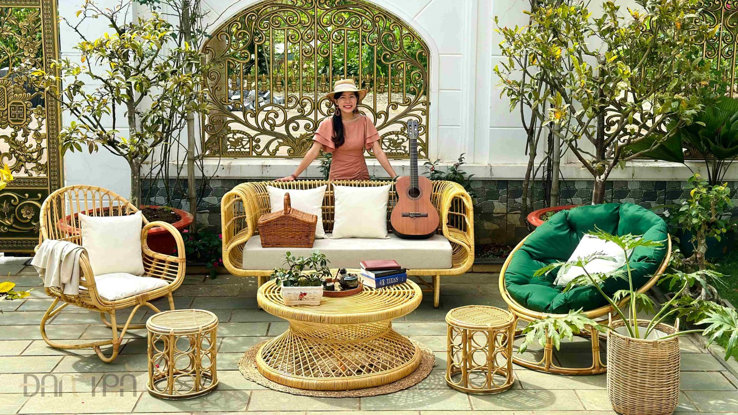 Bộ sofa bàn ghế mây tre đan cao cấp, sang trọng, phù hợp cho nhiều không gian nội thất, giúp bạn biết mua bàn ghế mây tre đan ở đâu chất lượng.