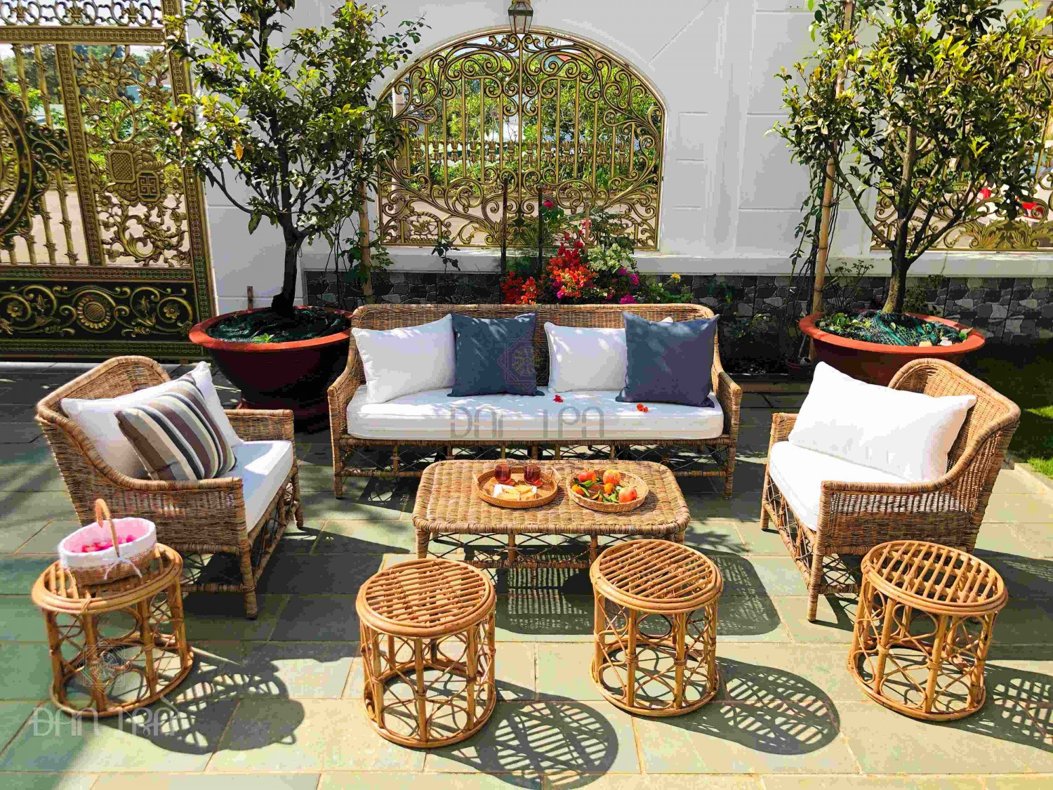 Bộ sofa bàn ghế mây tre đan cao cấp, trang trí phòng khách sang trọng, là giải pháp lý tưởng khi bạn muốn mua bàn ghế mây tre đan ở đâu đẳng cấp.
