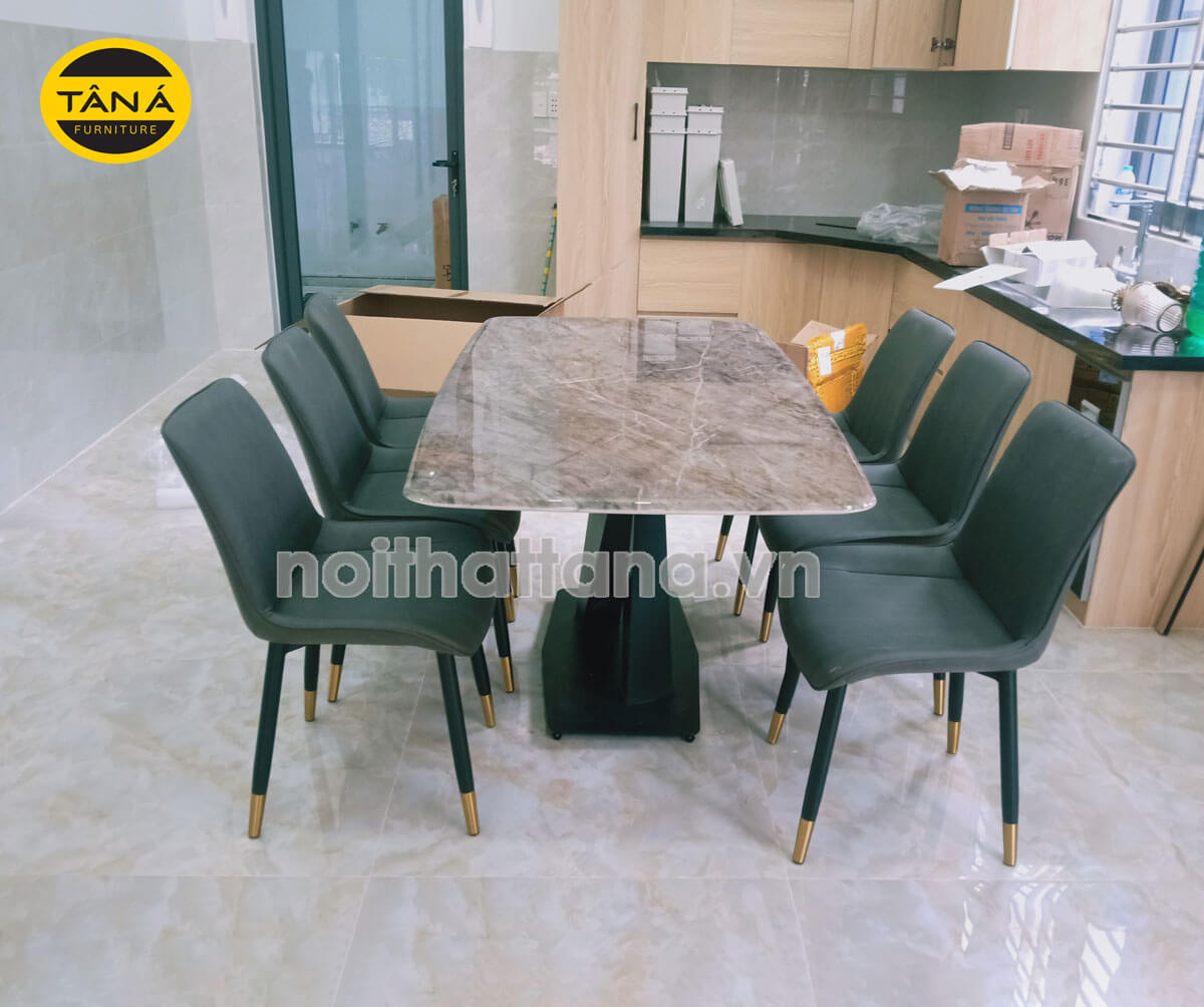 Bố trí bàn ăn cạnh cửa sổ đón sáng cho phòng bếp nhỏ