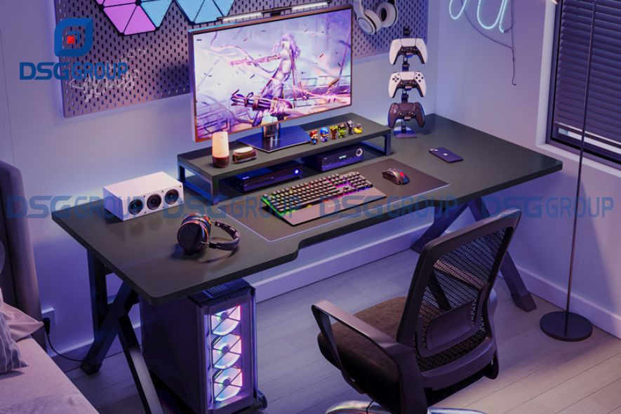 Bố trí kệ để bàn thông minh giúp bàn làm việc gaming luôn gọn gàng và tối ưu không gian