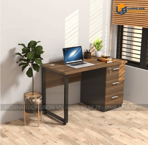 Bố trí vật dụng hỗ trợ trên bàn làm việc bên phải