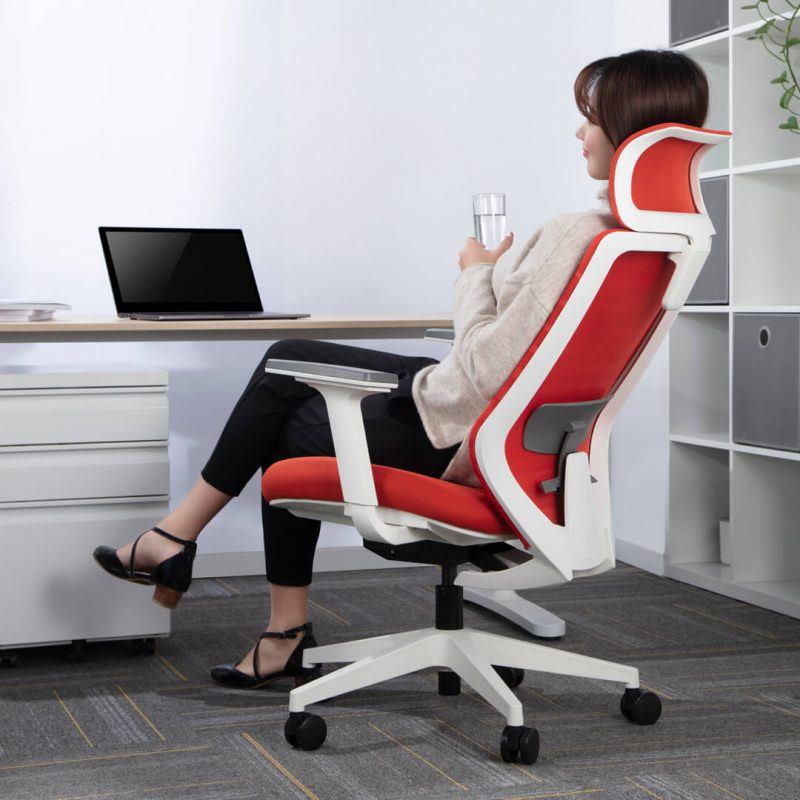 Bôi trơn các khớp nối để ngăn ghế xoay bị kêu