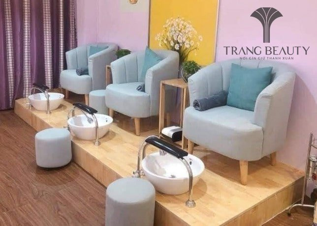 Bồn làm móng chân chủ yếu được làm bằng sứ trắng