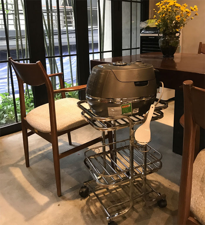 Kệ Để Nồi Cơm Điện Cho Bàn Ăn: Giải Pháp Tiện Nghi Hiện Đại Kệ Để Nồi Cơm Điện Cho Bàn Ăn: Giải Pháp Tiện Nghi Hiện Đại