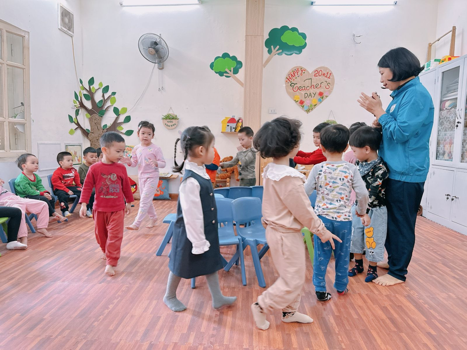 Các bé lớp B1 trường mầm non Hoa Hồng đang chăm chú chơi trò chơi ngồi ghế