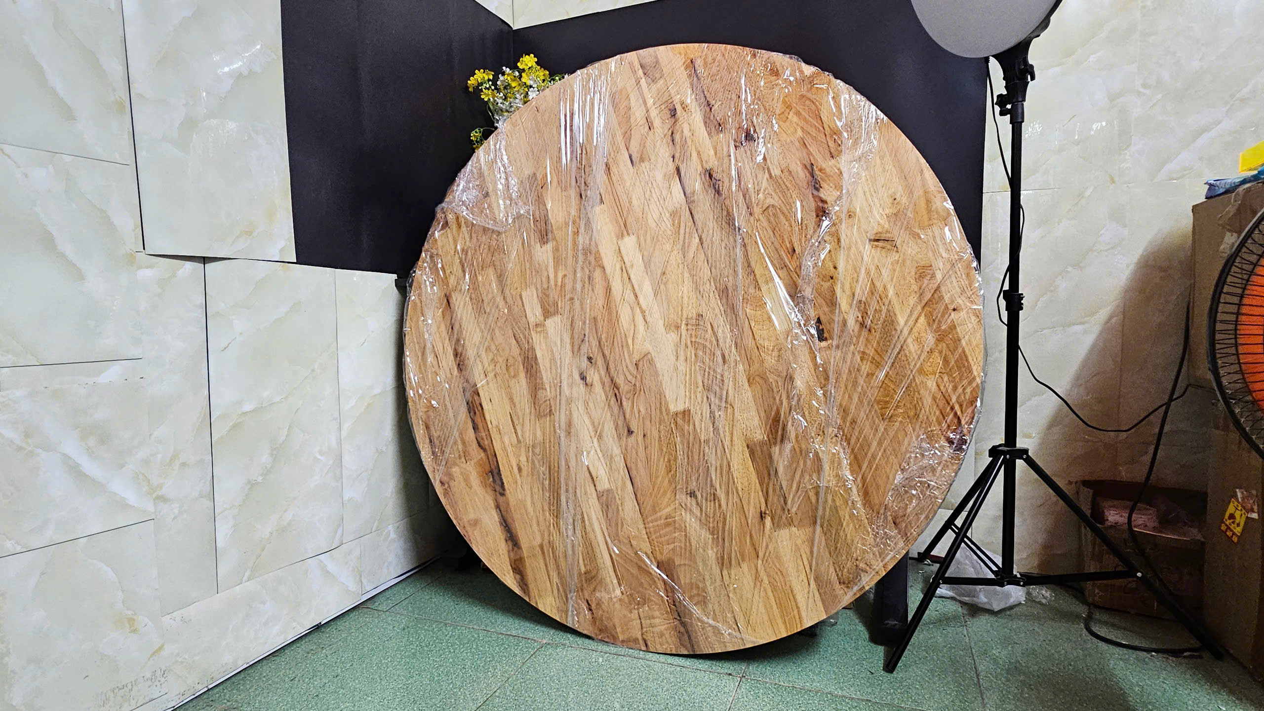 Các mặt bàn gỗ tròn và oval đã cắt xong, xếp chồng lên nhau