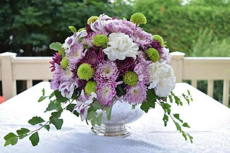 Cách cắm hoa để bàn uống nước theo hình vòm là một phương pháp đơn giản