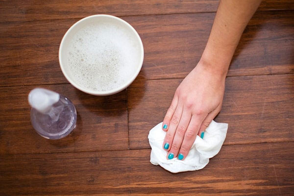 Cách lau bàn ghế gỗ sạch nhanh, đơn giản, dễ thực hiện