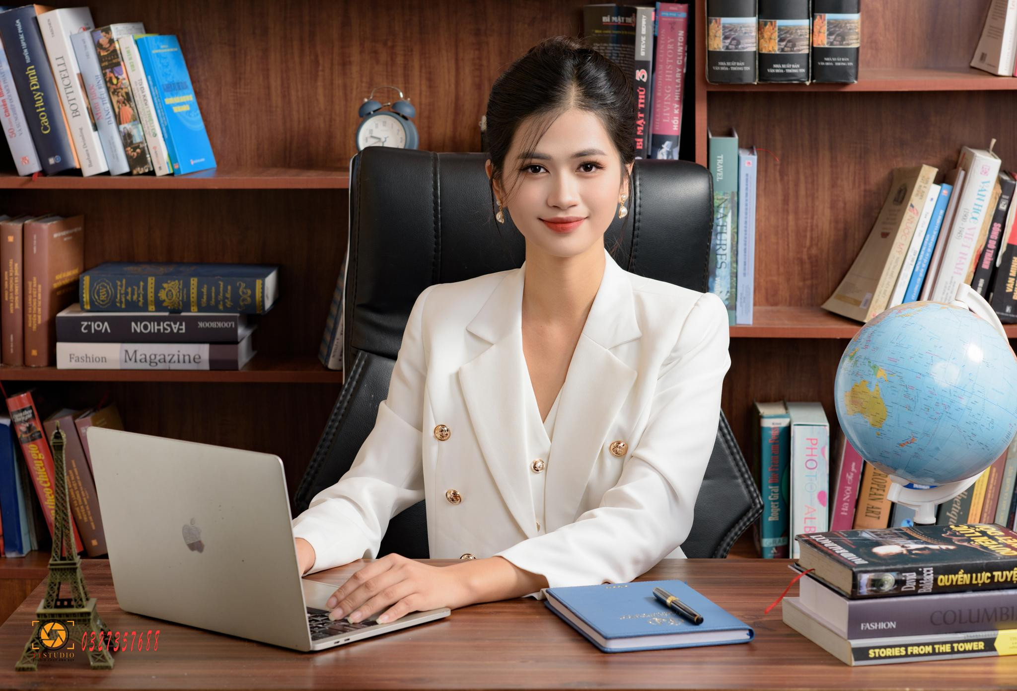 Cách tạo dáng ngồi bàn làm việc với laptop, tập trung vào màn hình