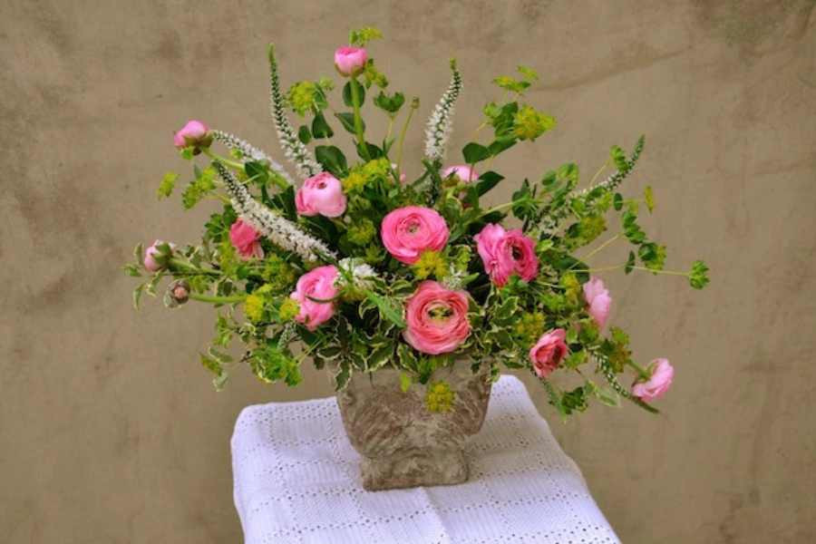 Cắm hoa để bàn uống nước kiểu rẻ quạt