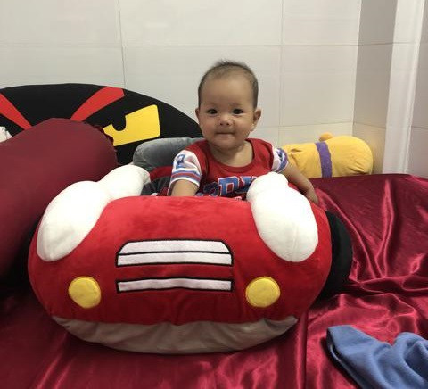 Cận cảnh chất liệu vải nỉ mềm mại của ghế tập ngồi Huggies