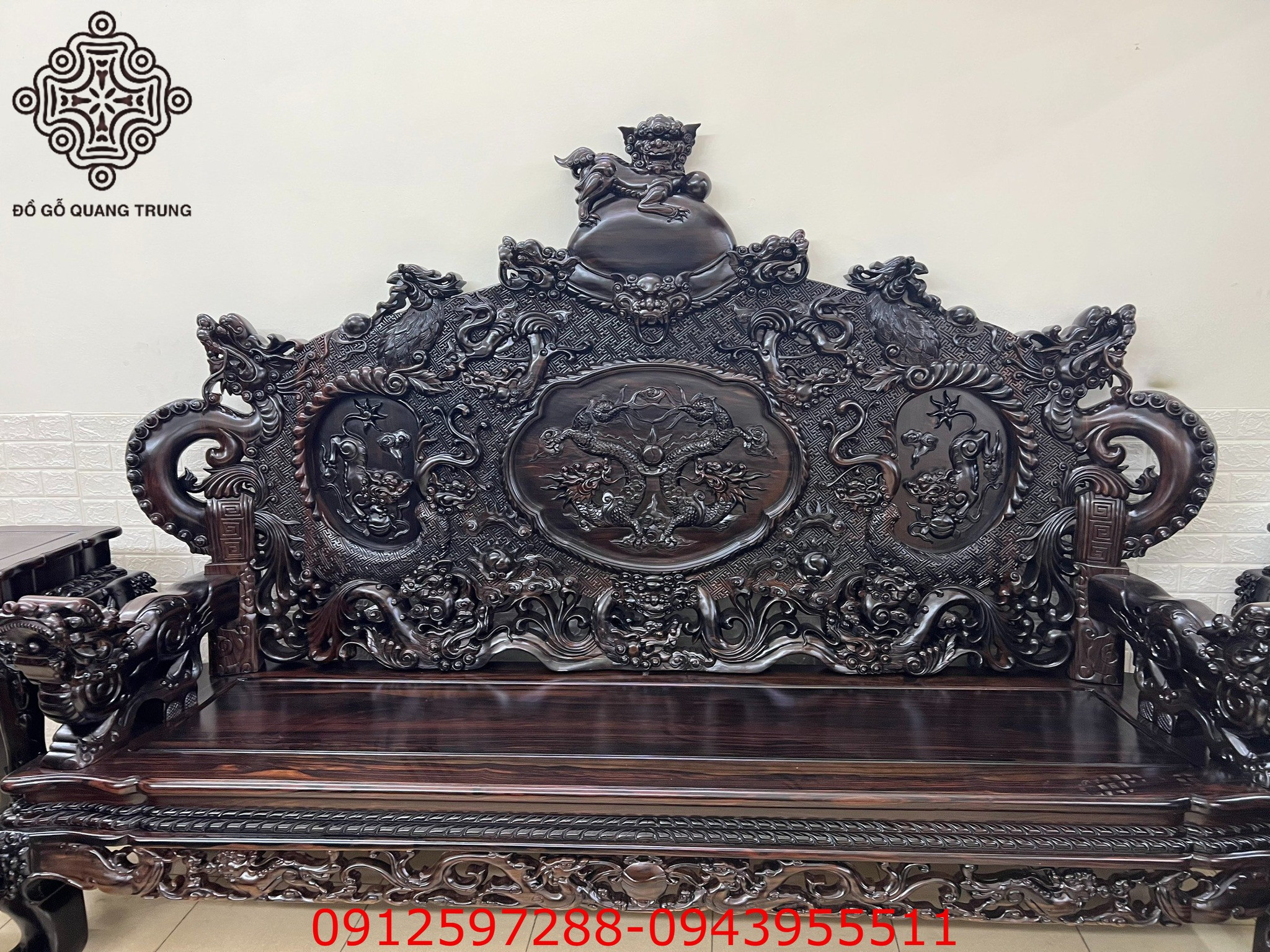 Cận cảnh chi tiết chạm khắc rồng phượng tinh xảo trên bàn ghế gỗ mun sừng