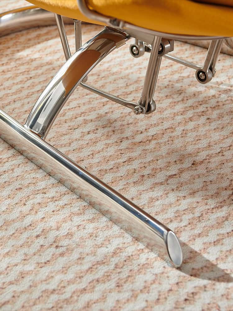Cận cảnh chi tiết chân ghế bập bênh inox với thiết kế cơ học