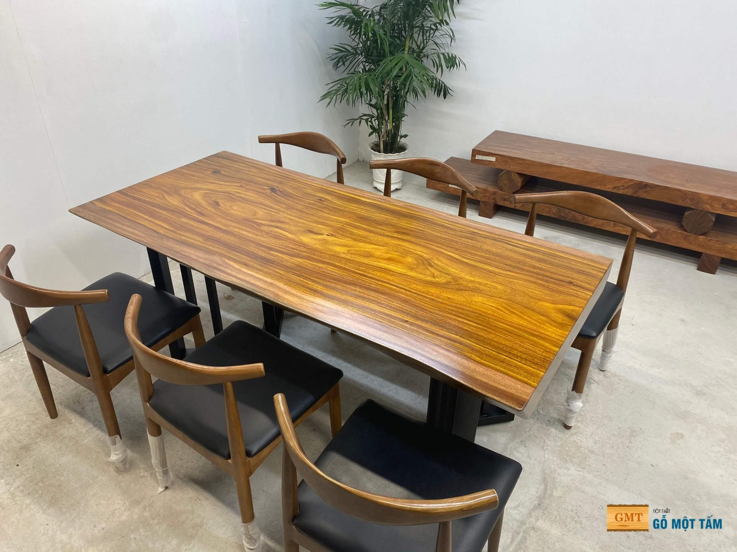 Cận cảnh mặt bàn ăn gỗ lim nguyên khối dày dặn và chắc chắn