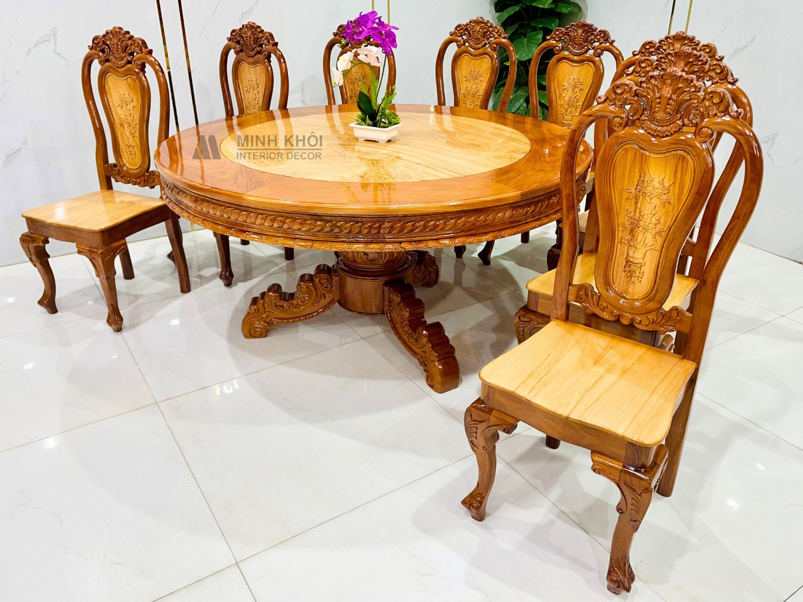 Cận cảnh mặt bàn ăn tròn gỗ căm xe kết hợp gõ đỏ với chân trụ chạm khắc