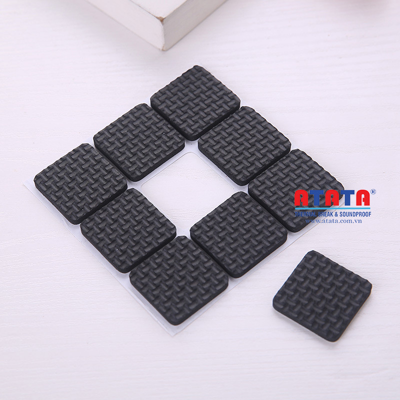 Cận cảnh miếng lót chân ghế gỗ vuông với vân chống trượt