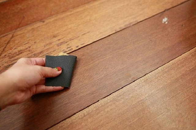 Chà nhám bề mặt gỗ trước khi sơn bàn ghế