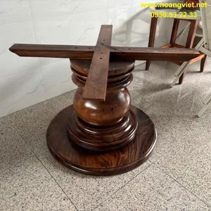 Chân bàn gỗ me tây tròn độc đáo cho mặt đá, thể hiện nét đẹp tự nhiên.