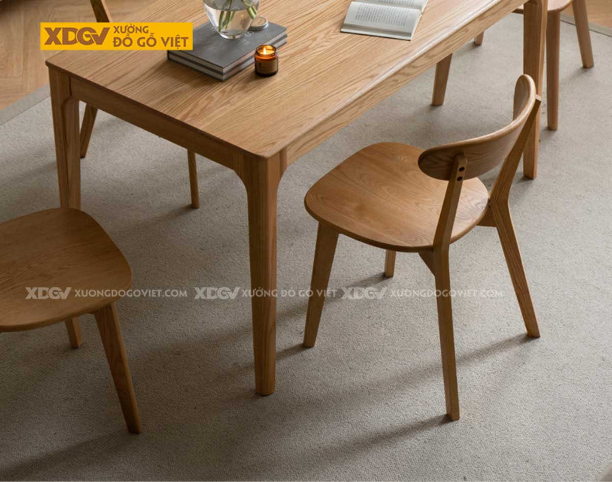 Chân bàn và yếm bàn gỗ Sồi của bộ bàn 4 ghế gỗ, thể hiện kết cấu chắc chắn