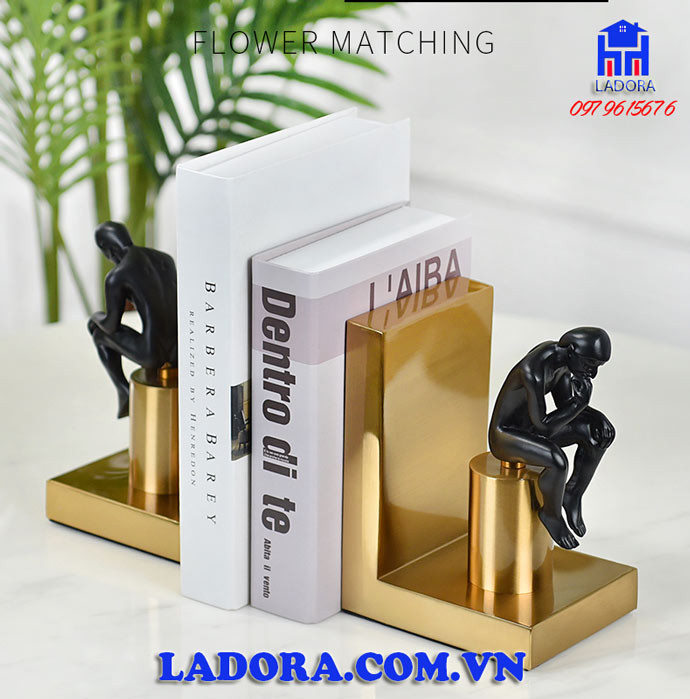 Chặn sách hình người suy tư, một món đồ trang trí bàn làm việc giúp giữ gọn gàng sách vở và khơi gợi tư duy.